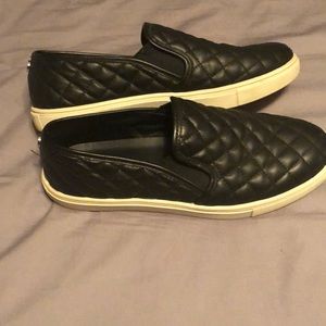 USED STEVE MADDEN**ECCENTRIC SLIP ONS SZ10